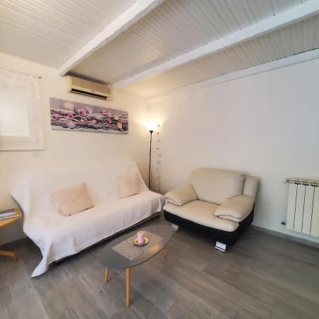 Apartment Port T2 58m2 Climatise Avec Terrasse, Parki